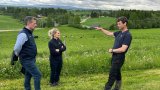 Konsernsjef i NorgesGruppen Runar Hollevik og konsernsjef i TINE Ann-Beth Freuchen på gårdsbesøk hos bonde Johannes Stikbakke