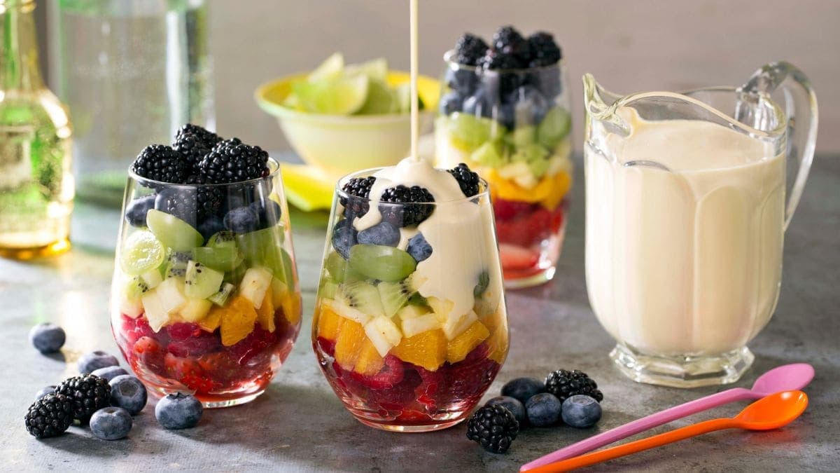 Regnbue-fruktsalat i glass