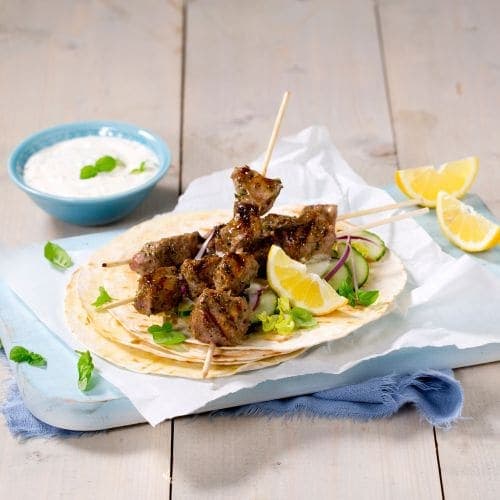 Grillede lammespyd i wraps