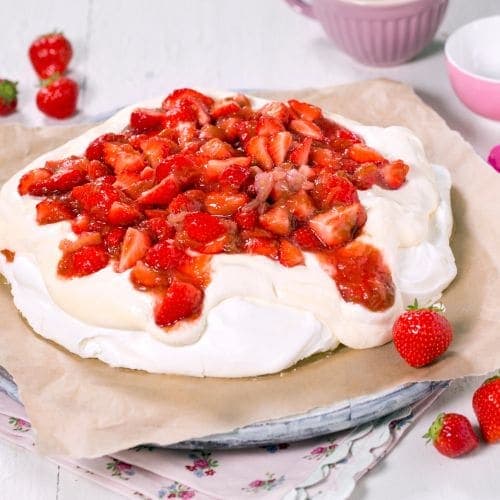 Pavlova med rabarbra