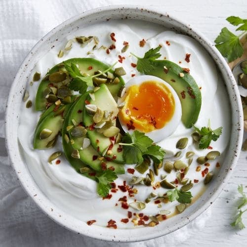 Proteinlunsj med gresk type yoghurt, avokado, egg og frø