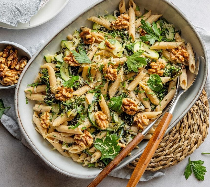 One-pot vegetar pasta med kremost og grønnkål