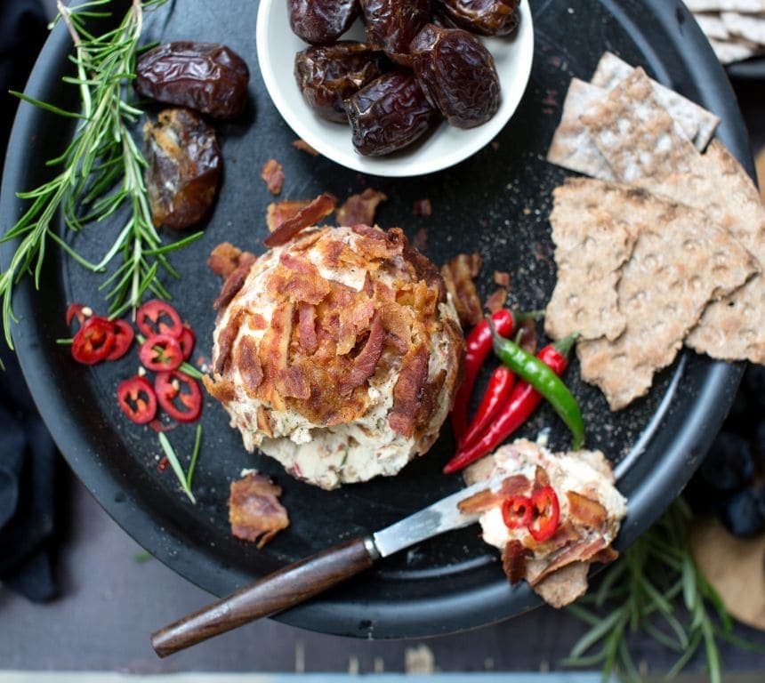 Cheese ball med bacon og chili